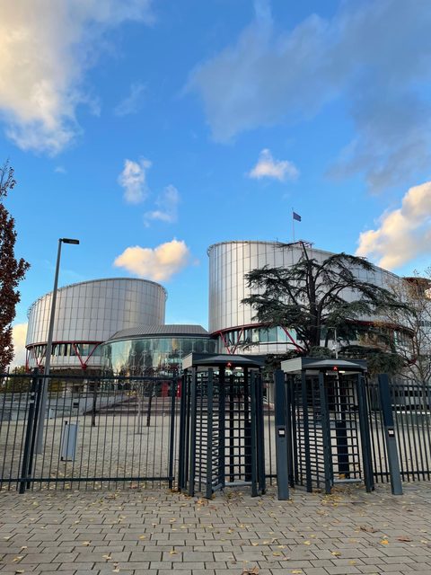 Deux tourniquets fermés devant l’entrée du Palais des droits de l’homme.