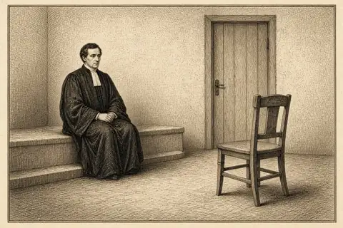 Un magistrat seul, assis sur une marche basse, face à une chaise vide et une porte close.