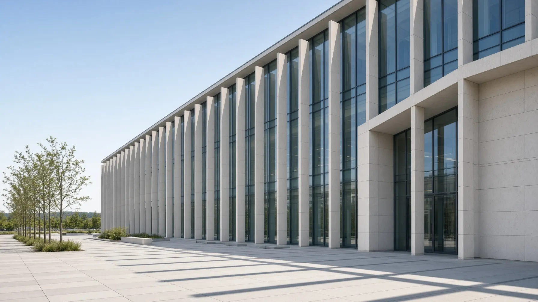 Façade de verre d’une juridiction européenne, parvis de pierre.