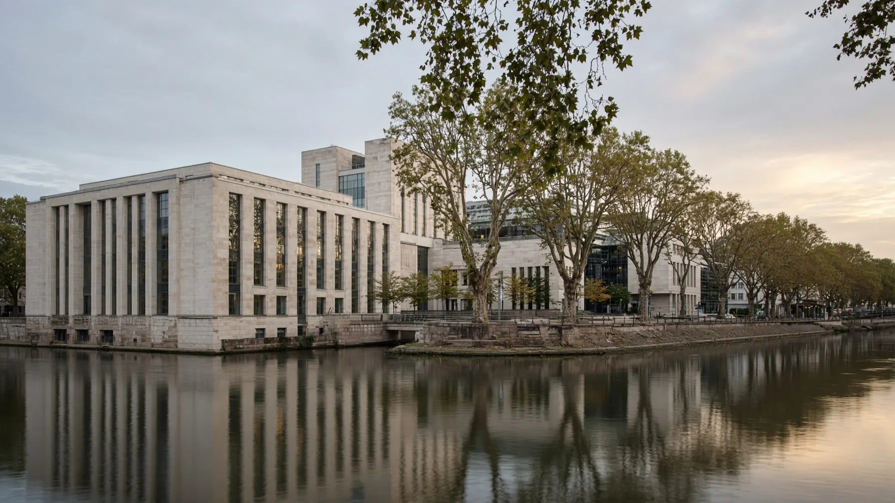 Quai au bord de l’eau, architectures de verre et de pierre, quartier européen.